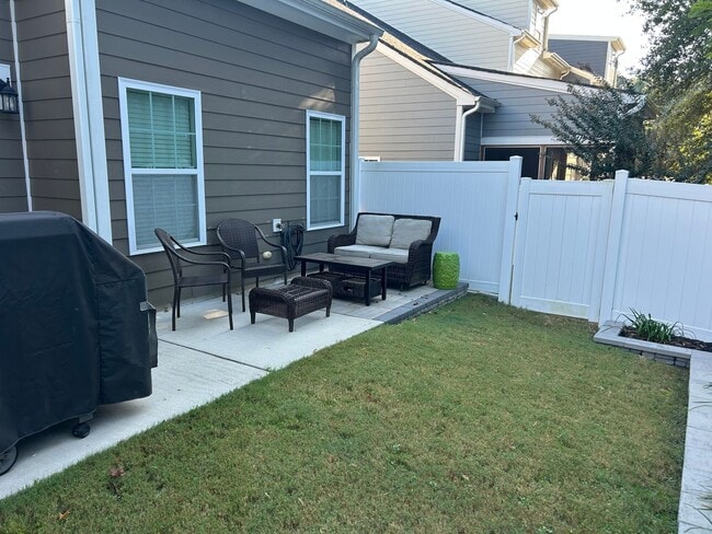 Building Photo - FIRST FLOOR MASTER BEDROOM-END UNIT-GREAT ...