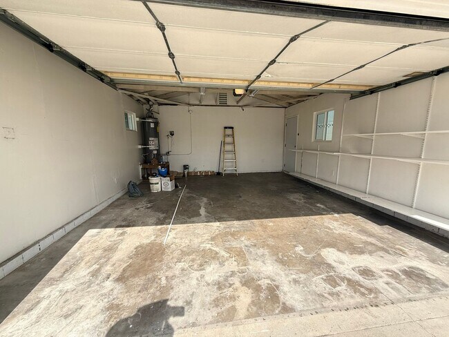 Foto del edificio - Spacious 3BR Home with Central AC & Private Yard in Baldwin Park
