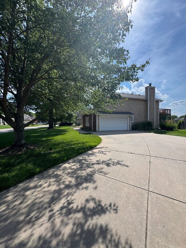 Building Photo - "Spacious 4-Bedroom Sanctuary with 3 Full Baths on Country View Drive, Derby - 3189 Sq Ft of Comf...