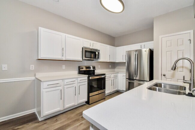 Foto del edificio - 5853 Little River Rd