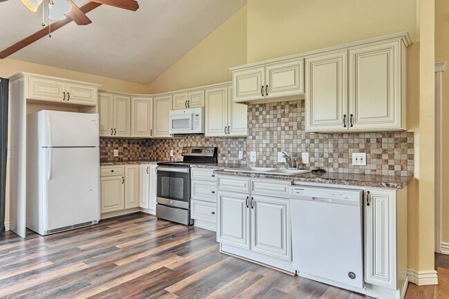 Building Photo - Remodeled Row End Rambler Townhome in Jack...