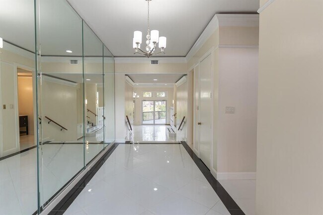 Building Photo - 8800 Woodway Dr