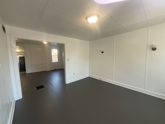 Building Photo - 305 N Newberry St