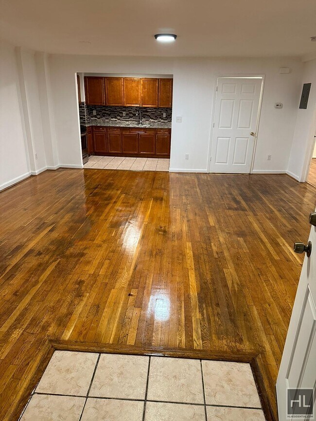 Building Photo - GUT RENOVATED 2 BEDROOMS 1850 PARK PLACE/ ...