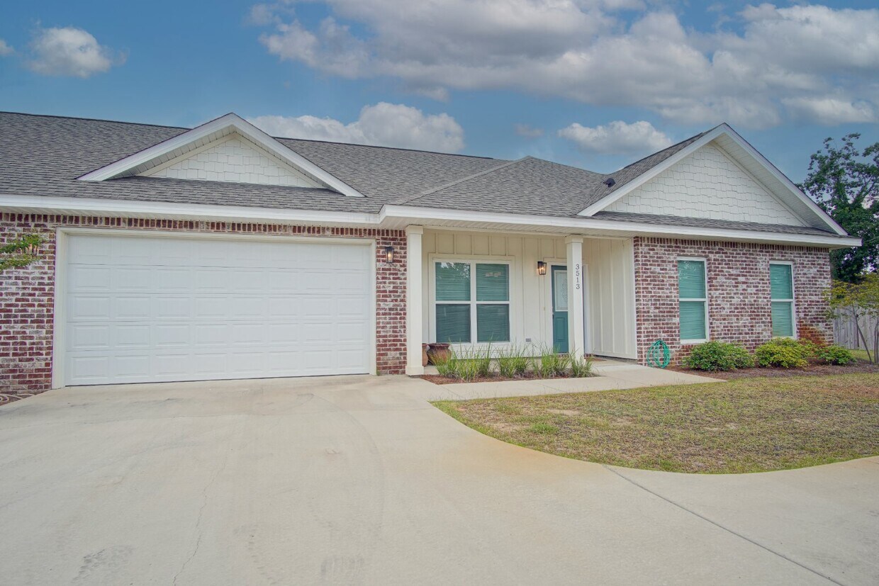 Primary Photo - 3 bed 2 bath brick townhome with a 2 car g...
