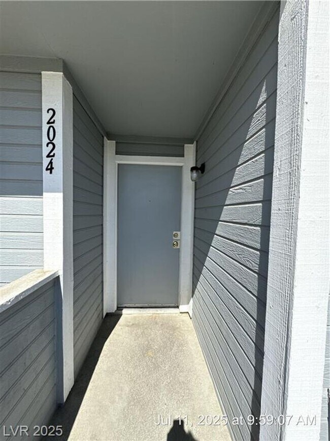 Foto del edificio - UPSTAIRS 2 BEDROOM UNIT ON THE EASTSIDE!