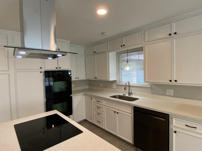 Building Photo - 3909 Ascot Ln