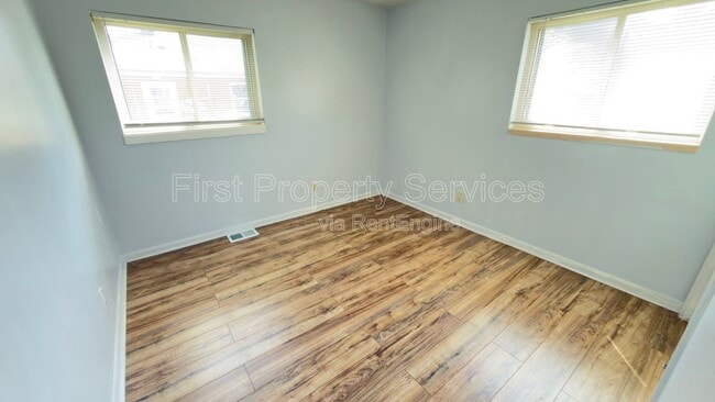 Building Photo - 400 N Clark Blvd