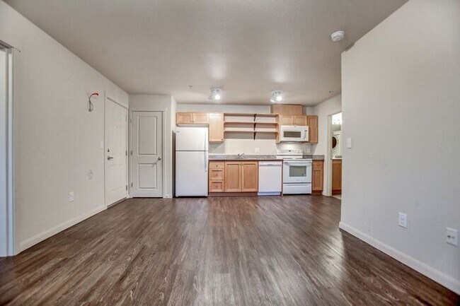 Building Photo - 2 Bed, W/D in unit, off-street parking!