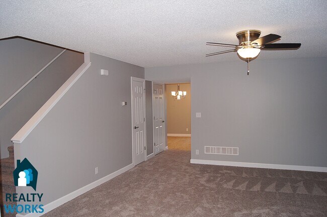 Building Photo - Well Maintained Townhome!