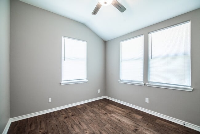 Building Photo - 803 S Main St