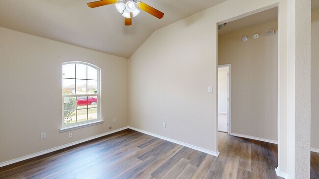 Foto del edificio - NO MAY RENT!!! NEW PAINT, NEW EVP FLOORING...