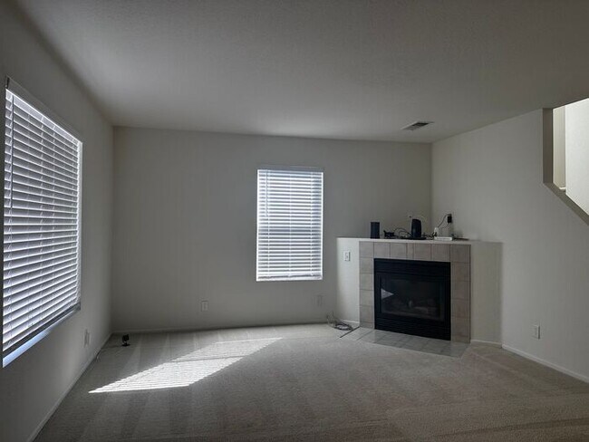 Foto del edificio - Welcome to this cozy home where comfort meets convenience. ? Now offering special pricing for Mov...