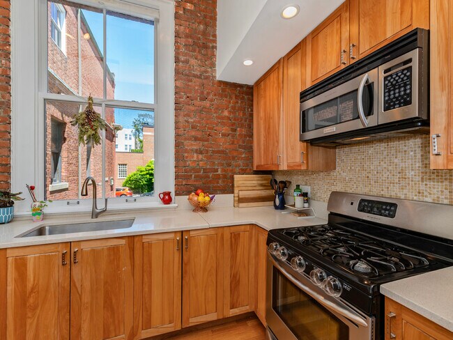 Building Photo - 35 Saratoga St