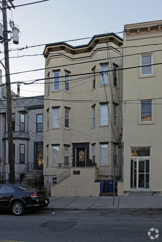 Building Photo - 1097 Summit Ave