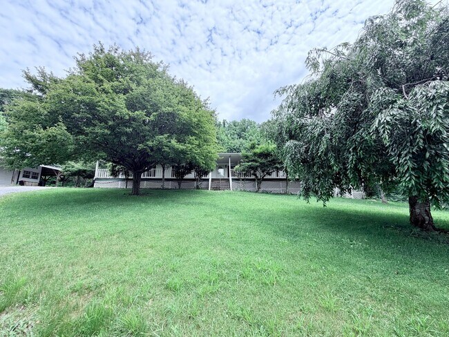 Foto del edificio - Secluded 3-Bedroom with Wrap-Around Porch -- Jonesborough