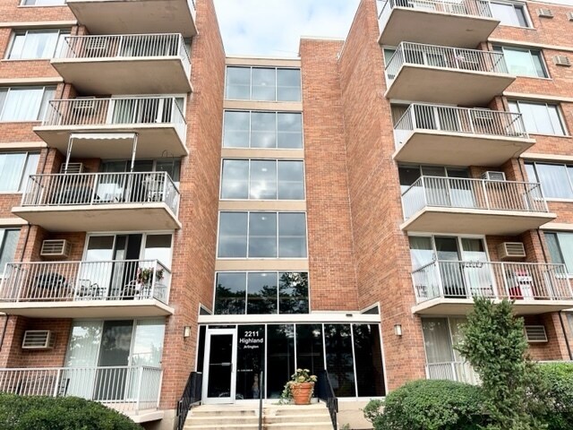 Primary Photo - 2211 S Highland Ave