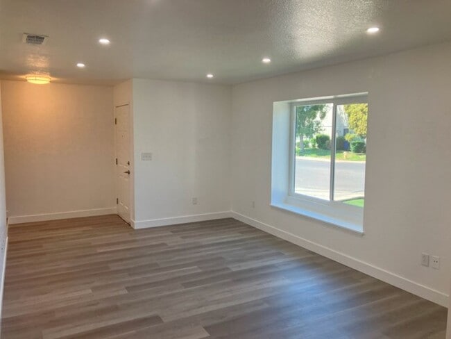 Building Photo - 3518 Woodglen Dr