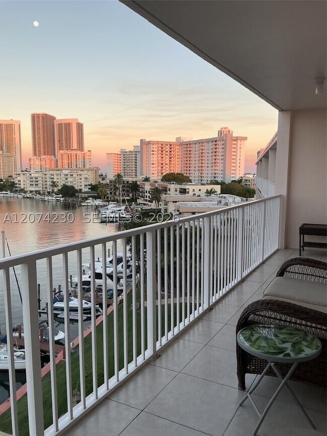 Foto del edificio - 400 Golden Isles Dr