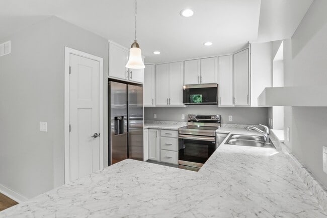 Kitchen - 200 Chalet Dr