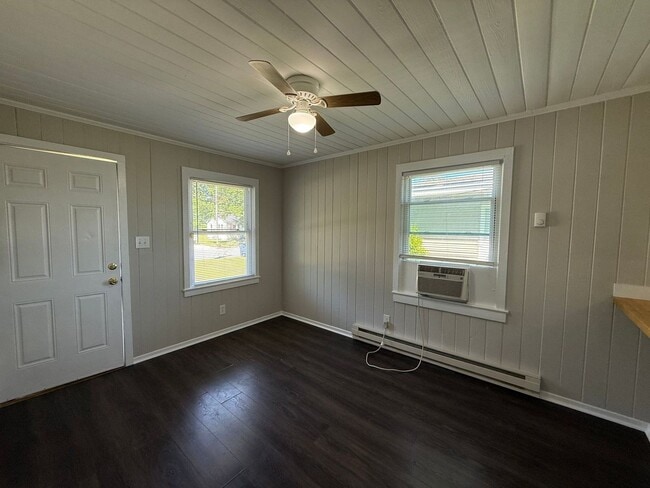 Building Photo - 218 Richlands Ave