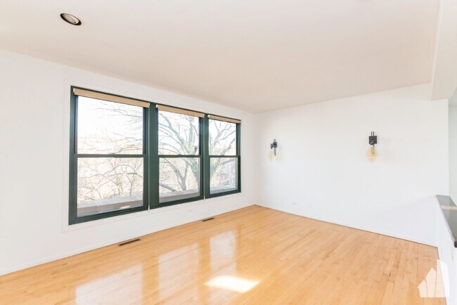 Building Photo - 932 W Wrightwood Ave
