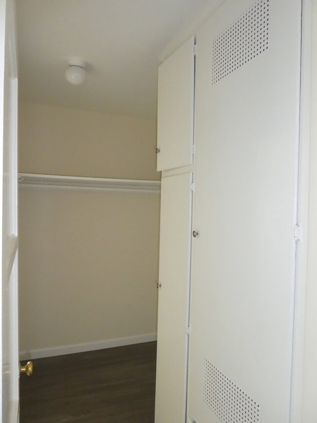Building Photo - 6222 Hazeltine Ave