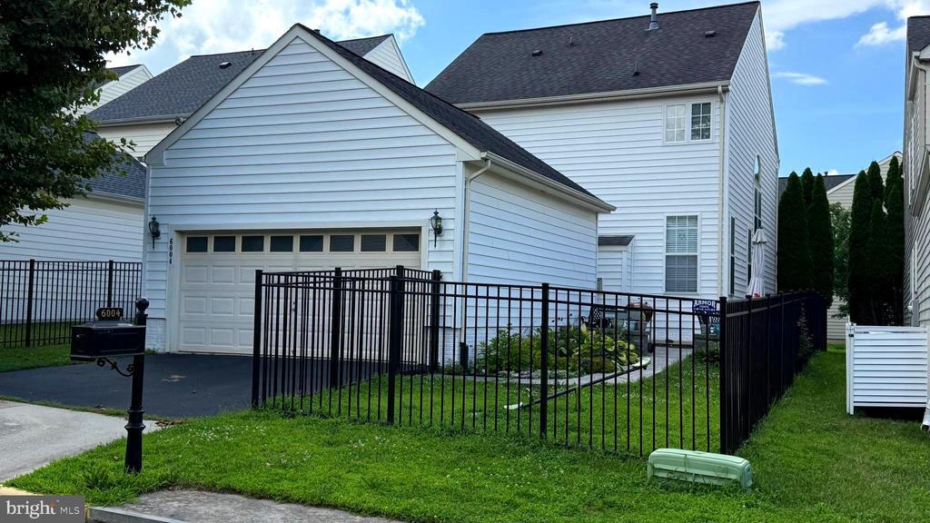 Building Photo - 6004 Abernethy Ln