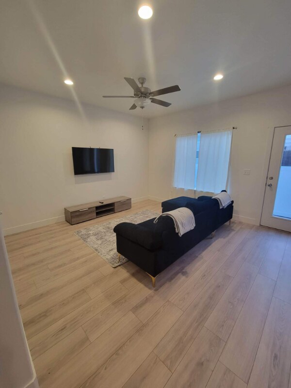 Foto del edificio - 7244 N Silver Spring Way