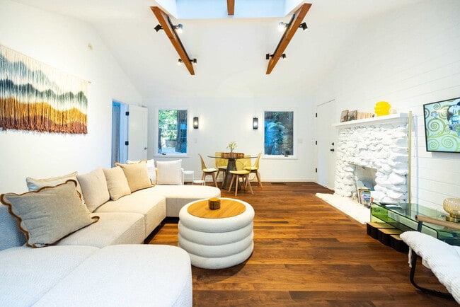 Building Photo - 522 Cascade Dr