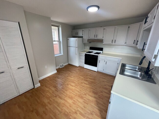 Foto del edificio - 155 Kendall Ave