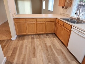 Building Photo - 942 W Olympic St