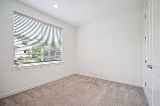 Foto del edificio - 33119 Holly Ave SE