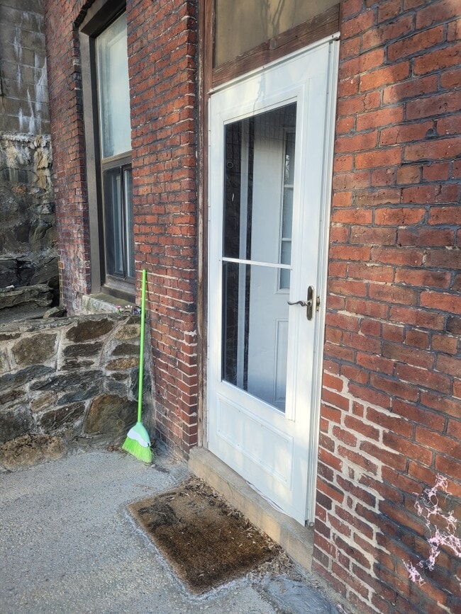 Building Photo - Main Street Apartment in Marlborough