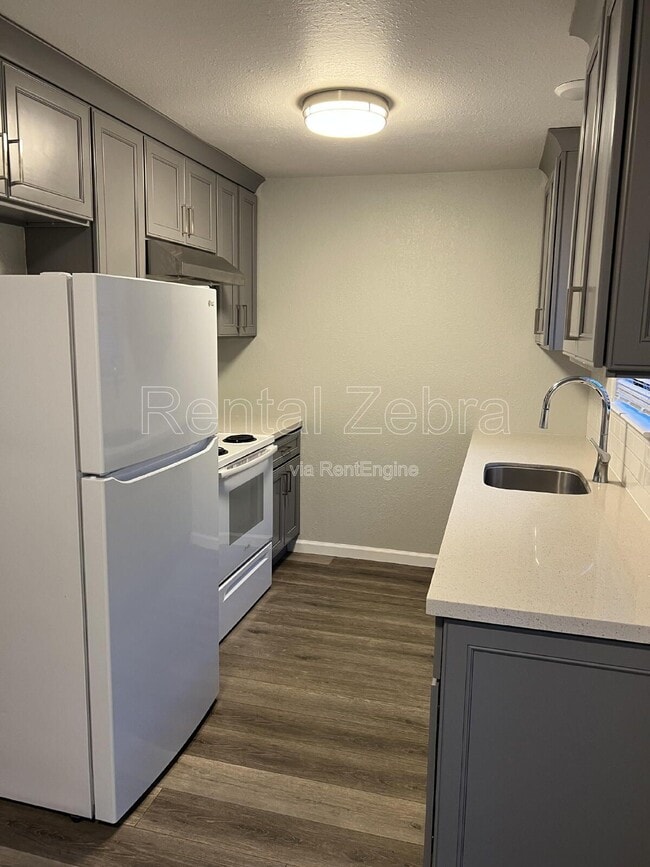 Foto del edificio - 141 Agua Caliente Rd W