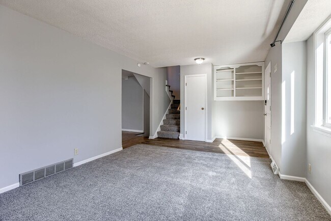 Building Photo - Spacious 4 Bedroom In Great Millard Locati...