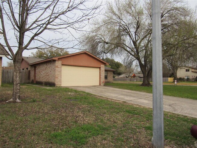Building Photo - 8402 Twin Lamps Ln