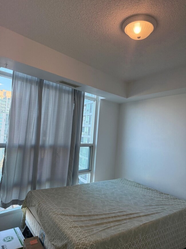 Photo du bâtiment - 1 Elm Dr W