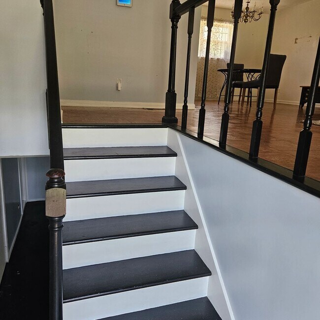 Foto del edificio - 5 bedroom/2 bath split-level home
