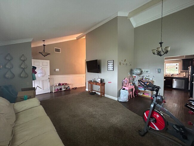 Foto del edificio - PRICE REDUCTION! Charming 3 Bedroom 2 Bath...