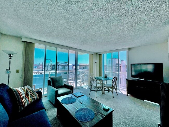 Building Photo - Charming 1 Bedroom 1 Bath-Fully Furnished Condo Just feet away from Mission Beach!