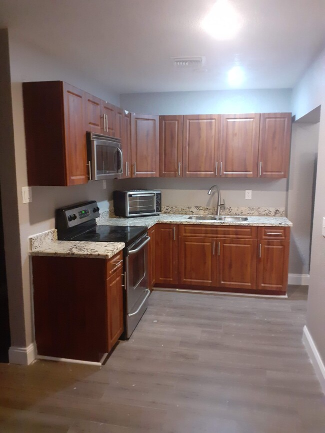 Foto del edificio - 5605 Pinewood Ave