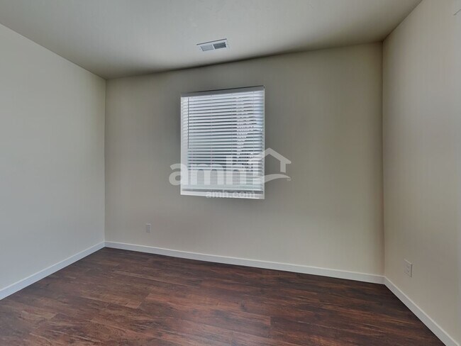 Foto del edificio - 1487 N Barkvine Ave