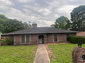 Building Photo - 15 Haven Cir