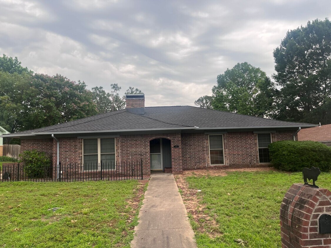 Primary Photo - Brick 3/2/2 in Nice Denison Neighborhood O...