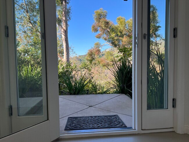 Foto del edificio - 3623 Serra Rd