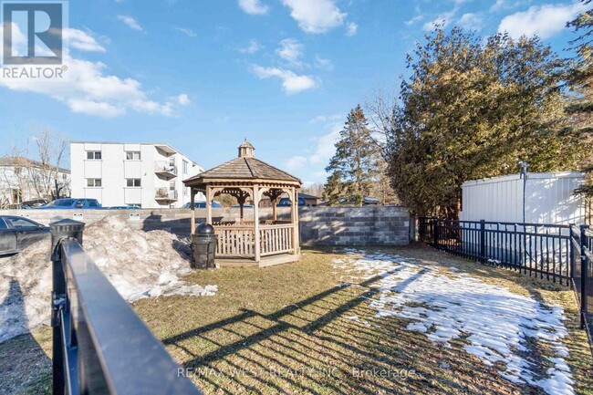 Photo du bâtiment - 283 Fairway Rd N