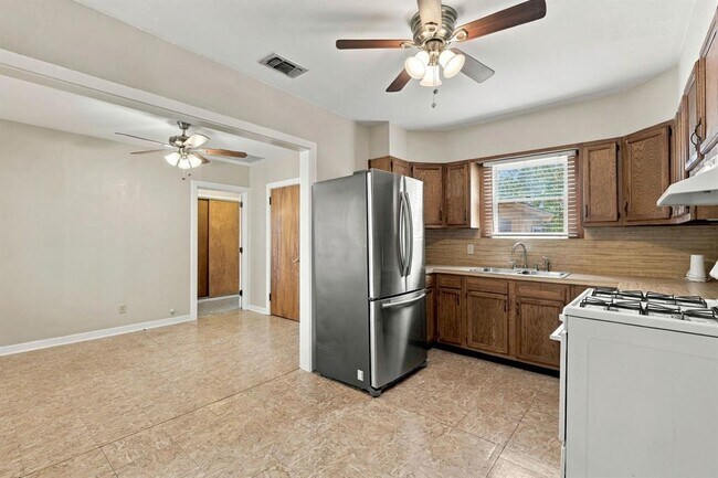 Foto del edificio - 2303 Kinney Rd