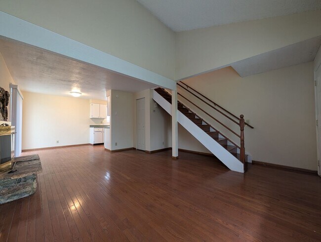 Foto del edificio - Two story 3bd/1.5bth duplex with a garage and fireplace! Near Mohawk Blvd