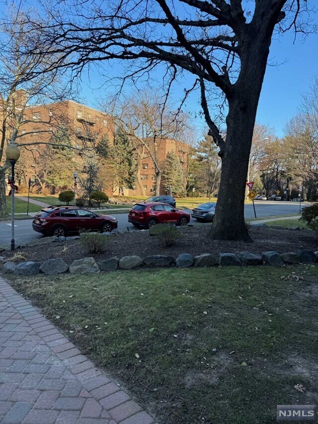 3040 Edwin Ave Unit 2J, Fort Lee, NJ 07024 Room for Rent in Fort Lee